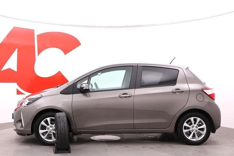 Käytetty Toyota Yaris Hybrid Active 101 HP (74 kW) 2019 Harmaa Viistoperä
