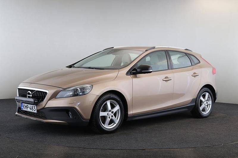 Käytetty Volvo V40 Momentum 114 HP (83 kW) 2015 Ruskea Viistoperä