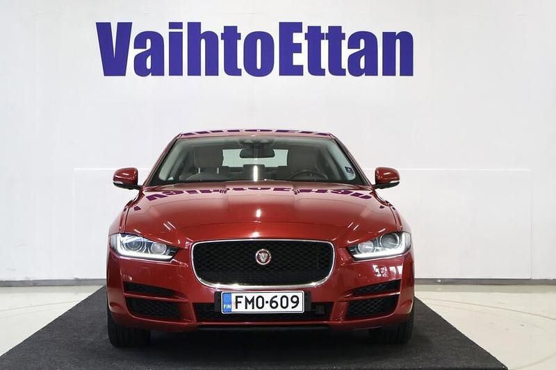 Käytetty Jaguar XE Business Edition 180 HP (132 kW) 2016 Punainen Sedan
