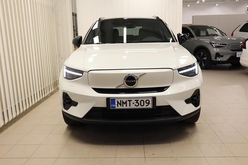 Käytetty Volvo XC40 Plus 300 kW (408 HP) 2023 Valkoinen Katumaasturi