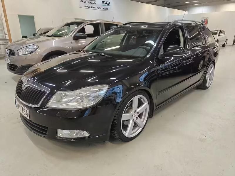 Musta Käytetty 2012 Skoda Octavia First Edition Farmari | 3 290 € (Perustarjous) - Kuva 1/4