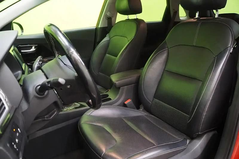 Käytetty Kia Niro Advance 105 HP (77 kW) 2018 Punainen Katumaasturi