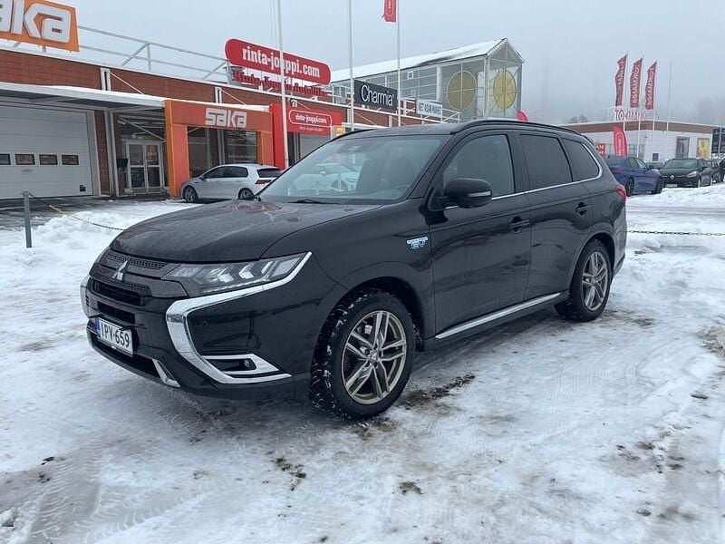 Käytetty Mitsubishi Outlander P-HEV Instyle 135 HP (99 kW) 2019 Katumaasturi