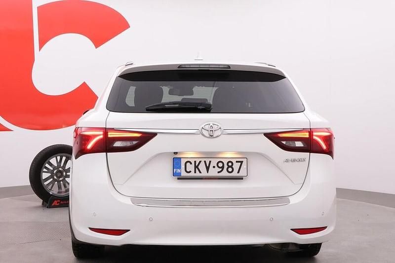 Käytetty Toyota Avensis Multidrive S 147 HP (108 kW) 2017 Valkoinen Farmari