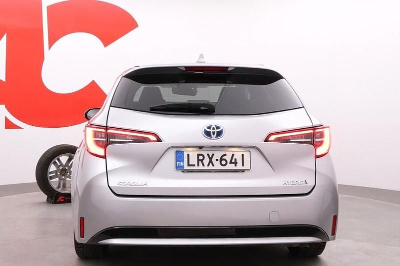 Käytetty Toyota Corolla Edition 122 HP (89 kW) 2022 Hopea Farmari