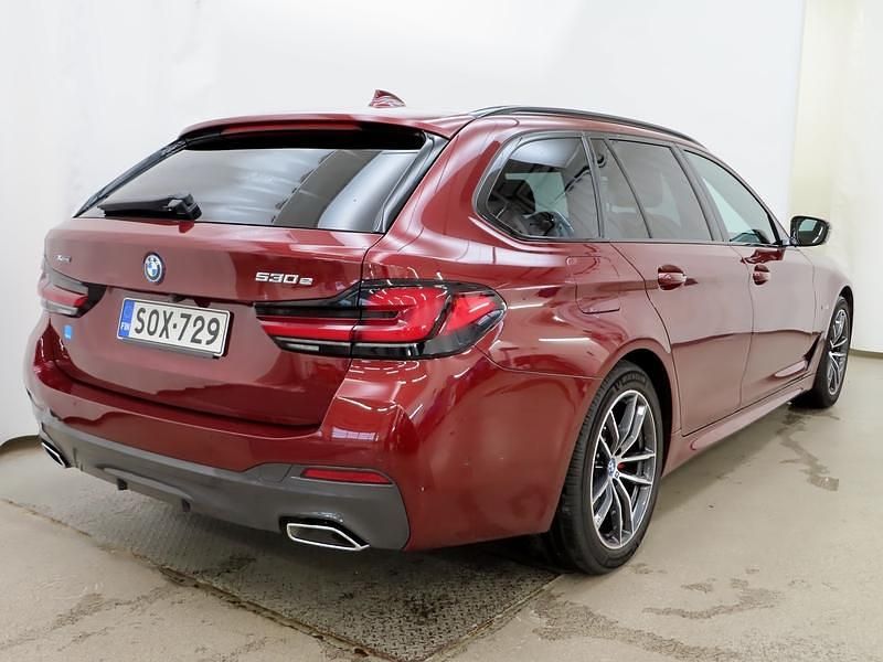 Käytetty BMW 530e M Sport 292 HP (214 kW) 2022 Punainen Farmari