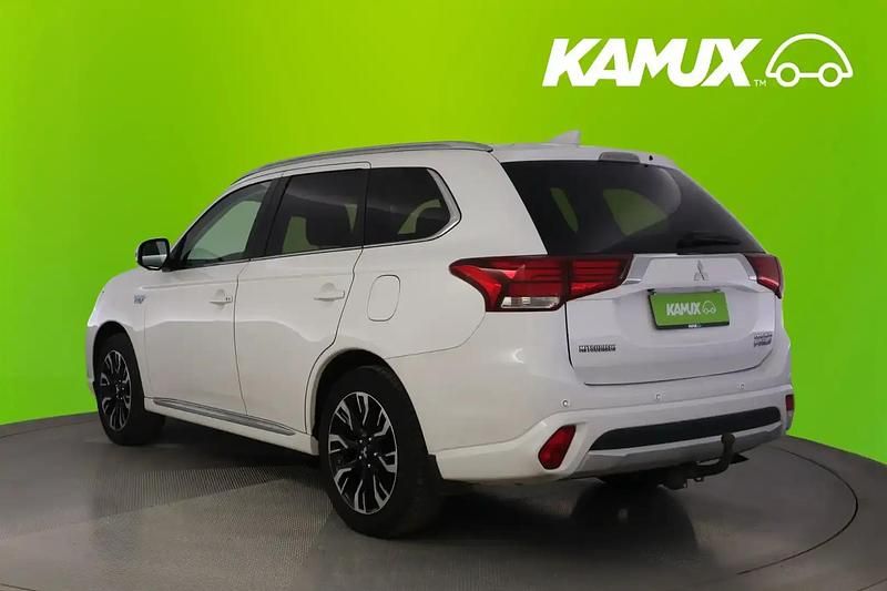 Käytetty Mitsubishi Outlander P-HEV Instyle 121 HP (88 kW) 2016 Valkoinen Farmari