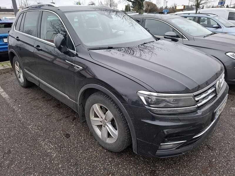 Musta Käytetty 2020 VW Tiguan R-line Katumaasturi | 24 880 € (Perustarjous) - Kuva 1/4