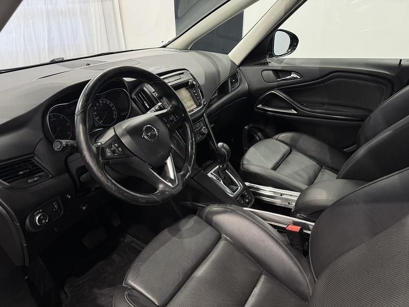 Käytetty Opel Zafira Innovation 170 HP (125 kW) 2016 Musta Tila-auto