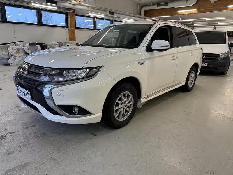 Käytetty Mitsubishi Outlander P-HEV 121 HP (88 kW) 2016 Farmari