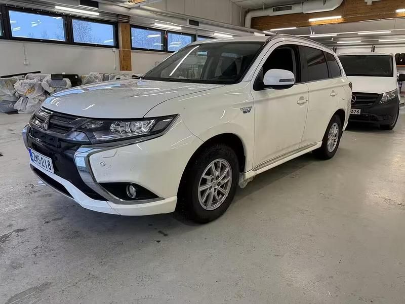 Käytetty Mitsubishi Outlander P-HEV Intense 203 HP (149 kW) 2016 Farmari