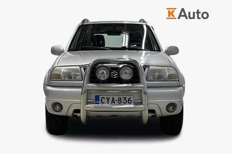 Käytetty Suzuki Grand Vitara 128 HP (94 kW) 2004 Hopea Katumaasturi