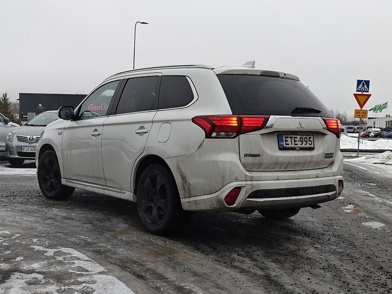 Käytetty Mitsubishi Outlander P-HEV Instyle 224 HP (164 kW) 2016 Valkoinen Katumaasturi