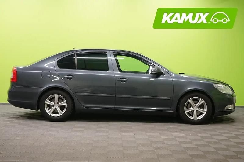 Käytetty Skoda Octavia Ambiente 122 HP (89 kW) 2012 Hopea / harmaa Sedan
