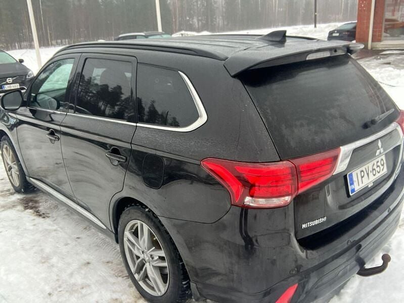 Käytetty Mitsubishi Outlander P-HEV Instyle 135 HP (99 kW) 2019 Katumaasturi