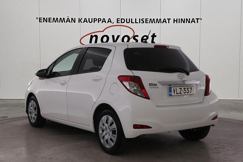 Käytetty Toyota Yaris Sol 99 HP (72 kW) 2013 Valkoinen Viistoperä