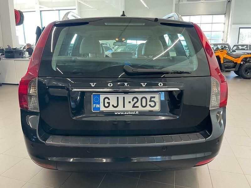 Käytetty Volvo V50 Summum 114 HP (83 kW) 2011 Musta Farmari