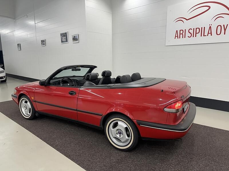Käytetty Saab 900 Cabriolet 150 HP (110 kW) 1996 Punainen Avoauto