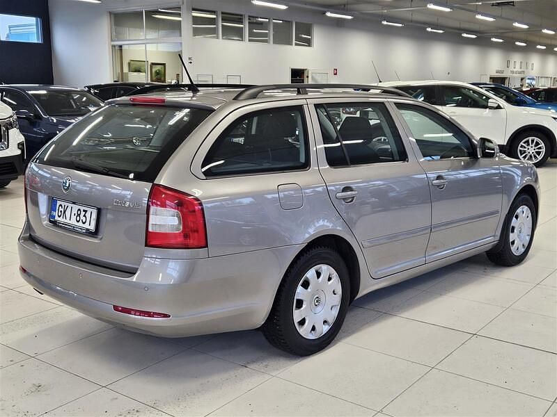 Käytetty Skoda Octavia Ambiente 122 HP (89 kW) 2012 Ruskea Farmari
