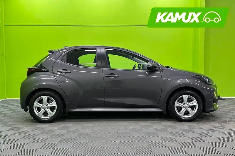 Käytetty Toyota Yaris Hybrid Active 116 HP (85 kW) 2021 Hopea / harmaa Sedan