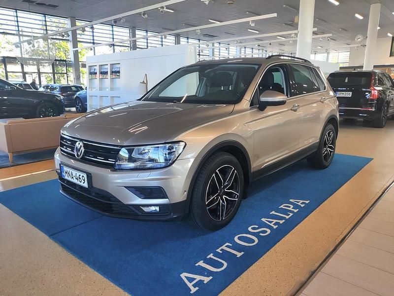 Ruskea Käytetty 2017 VW Tiguan Comfortline Katumaasturi | 27 900 € (Hyvä tarjous) - Kuva 1/4