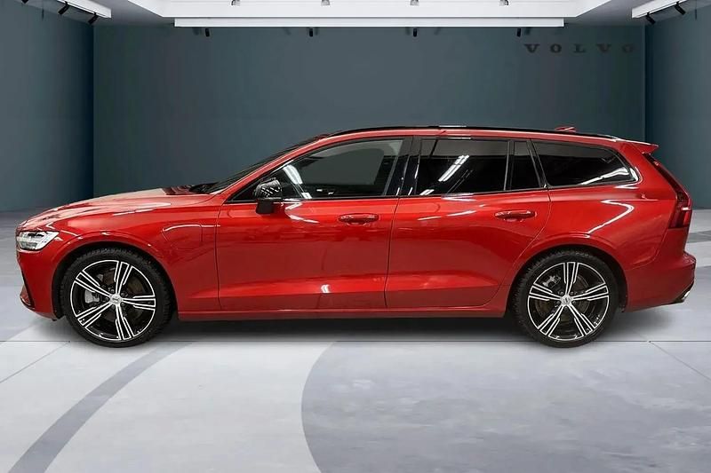 Käytetty Volvo V60 R-Design 456 HP (335 kW) 2022 Met. punainen Farmari