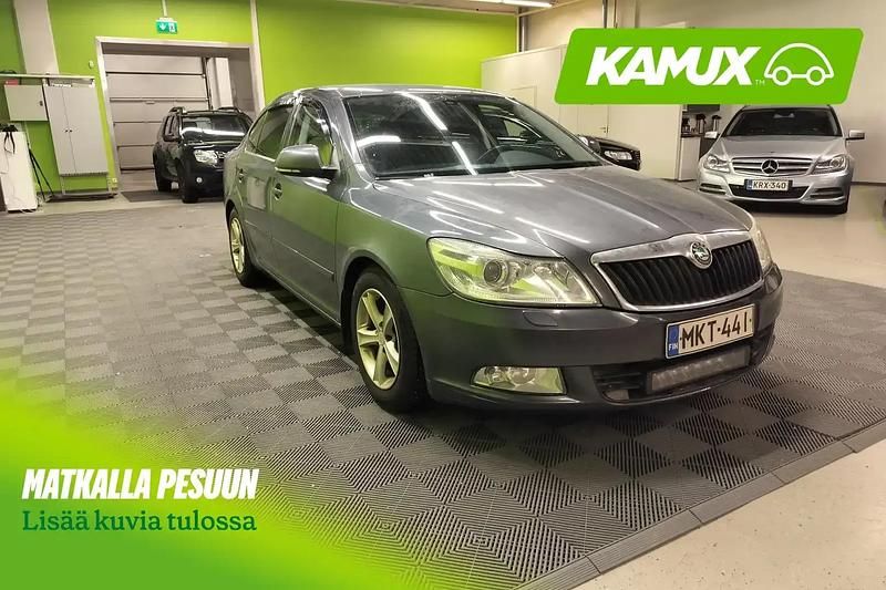 Käytetty Skoda Octavia 122 HP (89 kW) 2012 Hopea / harmaa Sedan