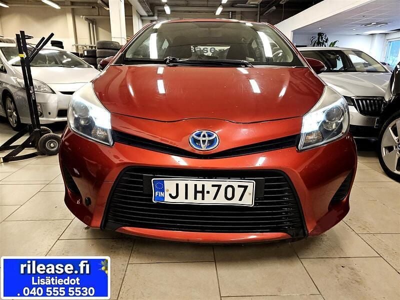 Käytetty Toyota Yaris Hybrid Sol 75 HP (55 kW) 2012 Punainen Viistoperä