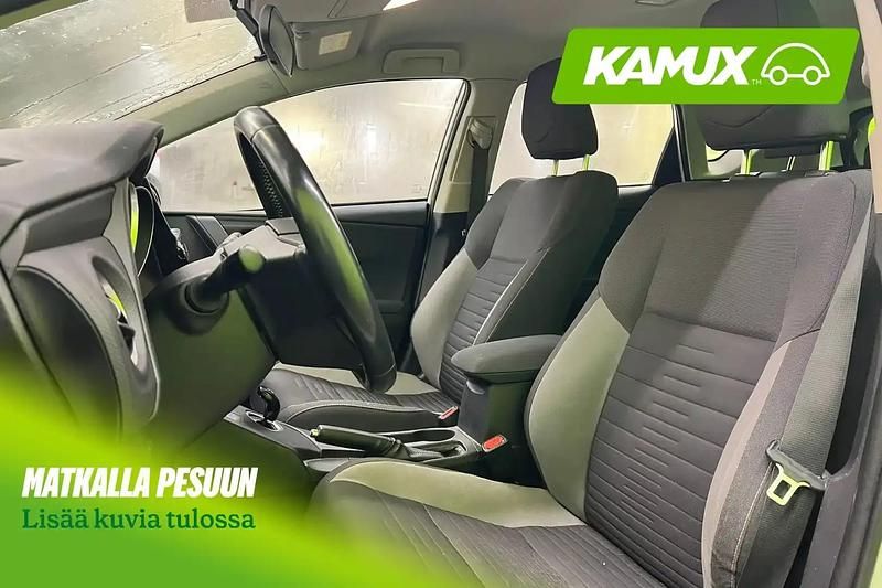 Käytetty Toyota Auris Hybrid Edition 99 HP (72 kW) 2017 Valkoinen Sedan