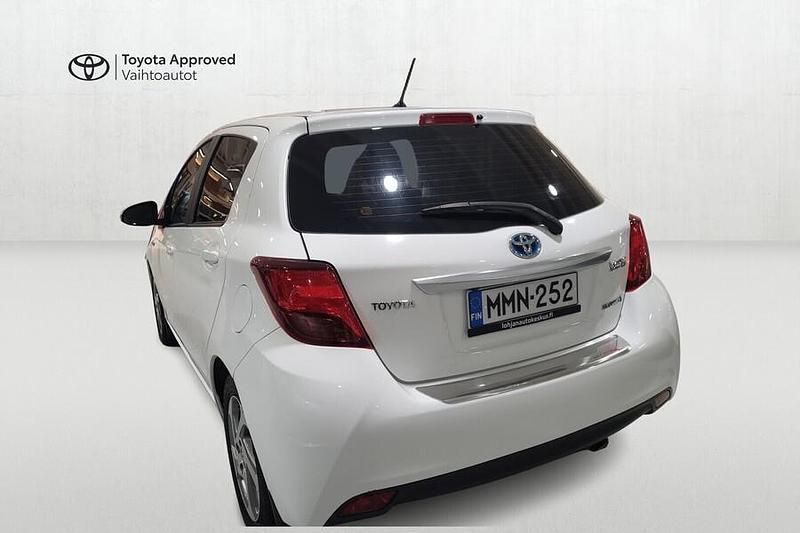 Käytetty Toyota Yaris Hybrid Active 73 HP (53 kW) 2016 Valkoinen Viistoperä