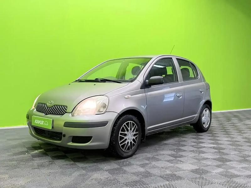 Käytetty Toyota Yaris 65 HP (47 kW) 2004 Hopea / harmaa Viistoperä