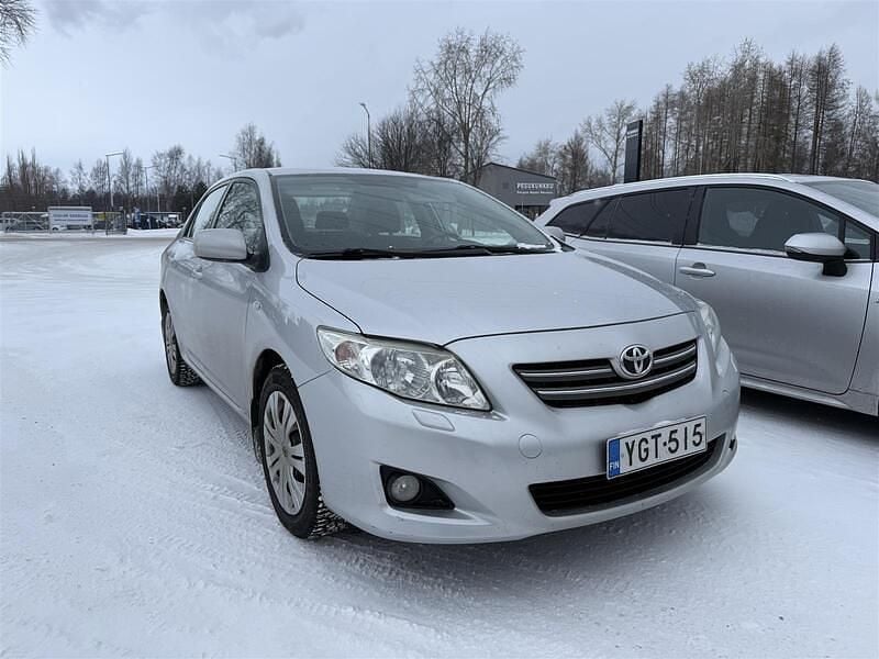 Käytetty Toyota Corolla Sol 124 HP (91 kW) 2008 Hopea Sedan