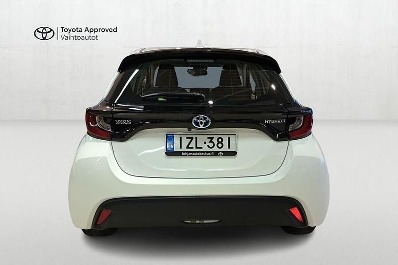 Käytetty Toyota Yaris Hybrid Active 116 HP (85 kW) 2021 Valkoinen Viistoperä