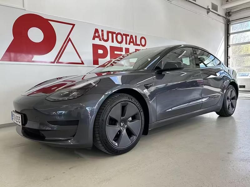 Harmaa Käytetty 2021 Tesla Model 3 Standard Range Plus Sedan | 24 400 € (Perustarjous) - Kuva 1/4