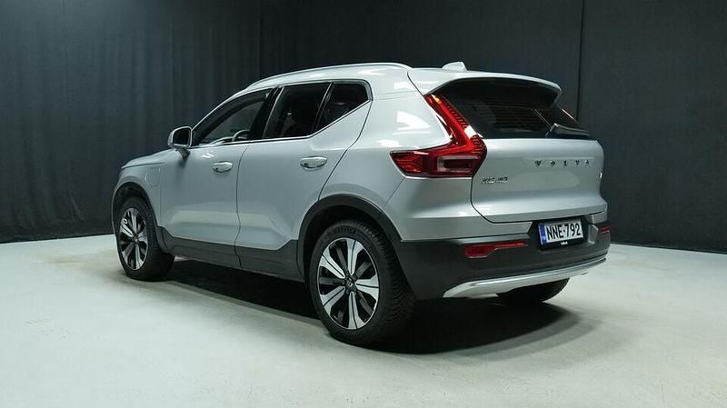 Käytetty Volvo XC40 Plus 211 HP (155 kW) 2023 Harmaa Katumaasturi
