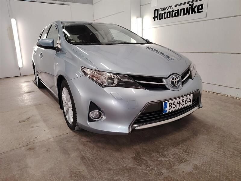 Käytetty Toyota Auris Hybrid Active 99 HP (72 kW) 2015 Sininen Viistoperä