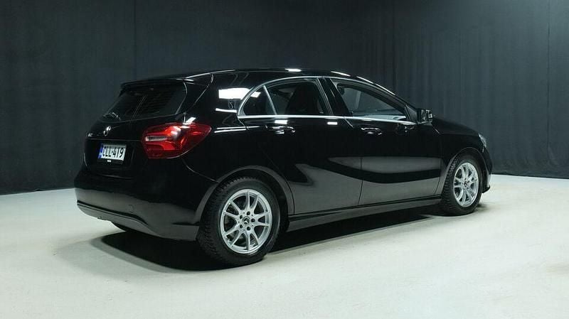 Käytetty Mercedes A180 Edition 1 122 HP (89 kW) 2018 Musta Viistoperä