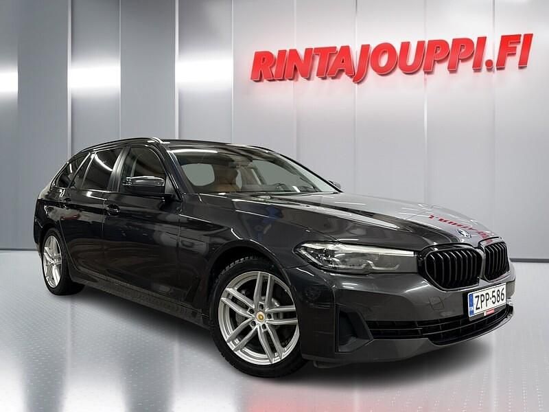 Harmaa Käytetty 2021 BMW 530e Farmari | 26 780 € (Perustarjous) - Kuva 1/4