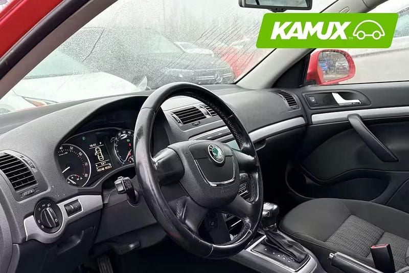 Käytetty Skoda Octavia Elegance 105 HP (77 kW) 2011 Punainen Sedan