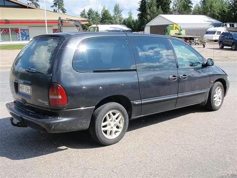 Käytetty Chrysler Grand Voyager 116 HP (85 kW) 2000 Musta Tila-auto