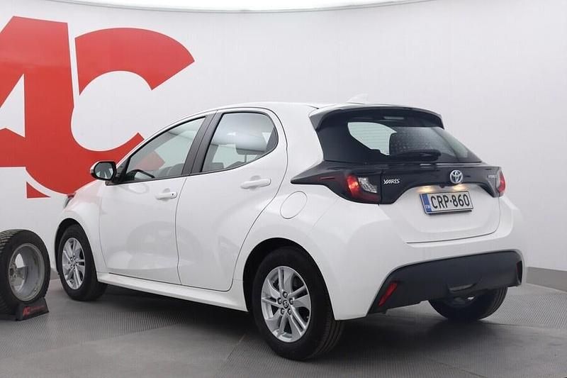Käytetty Toyota Yaris Hybrid Active 116 HP (85 kW) 2023 Valkoinen Viistoperä