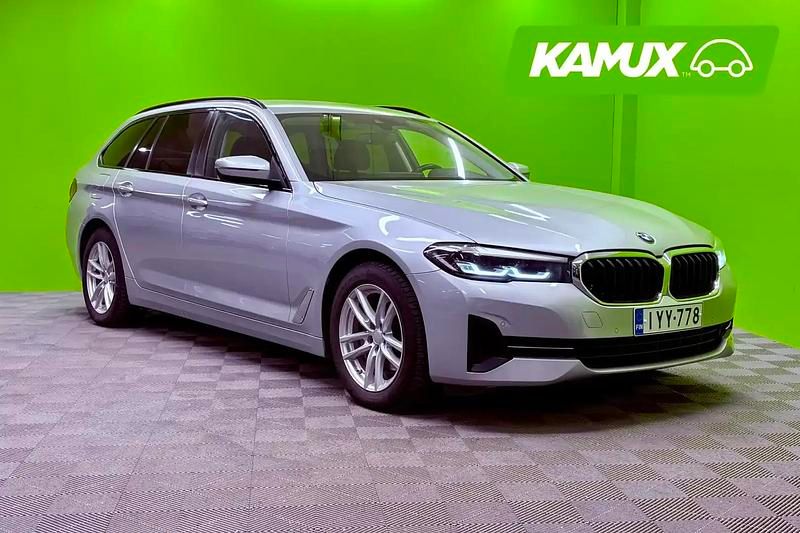 Hopea / harmaa Käytetty 2021 BMW 520 Farmari | 22 890 € (Supertarjous) - Kuva 1/4