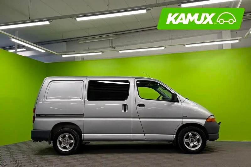 Käytetty Toyota HiAce 88 HP (64 kW) 2005 Hopea / harmaa Van