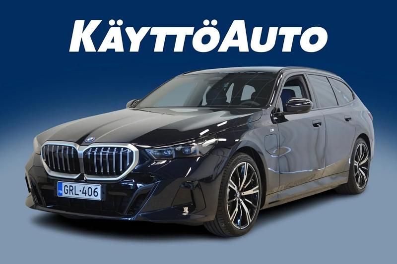 Uusi BMW 530e Comfort Edition 299 HP (219 kW) 2025 Carbon black metalli Farmari