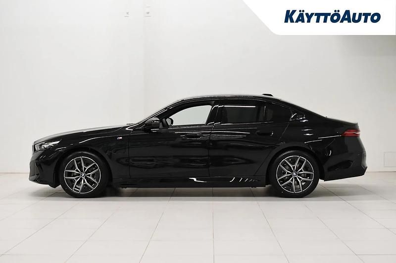 Uusi BMW 530e Comfort Edition 299 HP (219 kW) 2025 Saphir schwarz Sedan