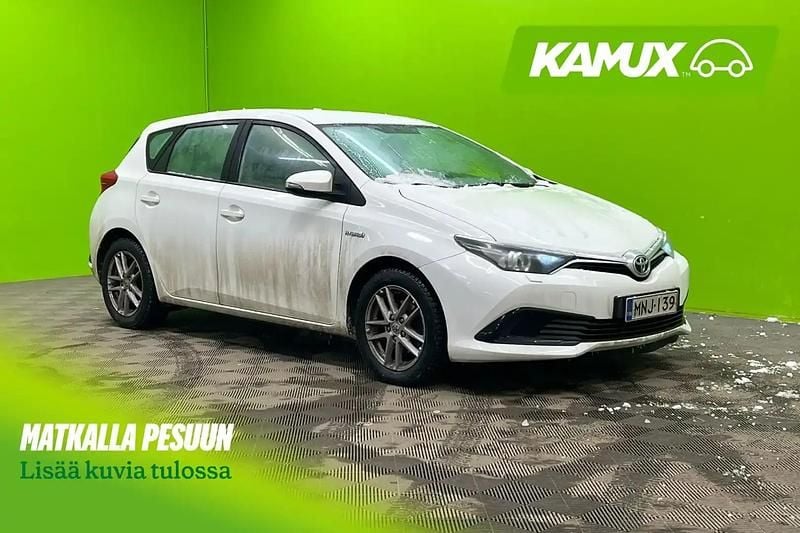 Käytetty Toyota Auris Hybrid Edition 99 HP (72 kW) 2017 Valkoinen Sedan
