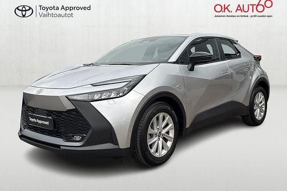 Metallic silver (1l0 Käytetty 2025 Toyota C-HR Active Katumaasturi | 35 900 € (Kallis) - Kuva 1/4