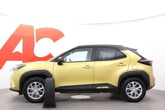 Käytetty Toyota Yaris Cross Plus 116 HP (85 kW) 2024 Brass gold/black (2v Katumaasturi