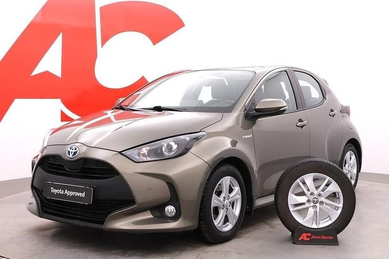 Käytetty Toyota Yaris Hybrid Active 116 HP (85 kW) 2021 Ruskea Viistoperä