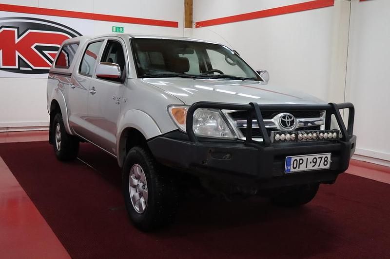 Käytetty Toyota HiLux SR 102 HP (75 kW) 2006 Hopea Nouto
